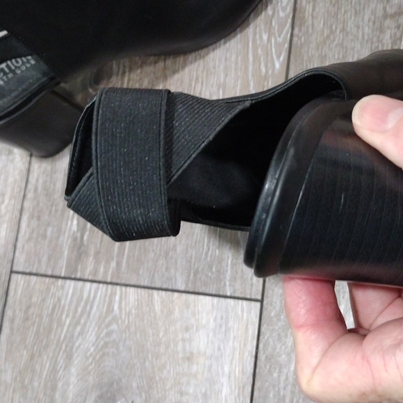 Reaction Kenneth Cole black leather open toe heels. Size 10 - Picture 8 of 11